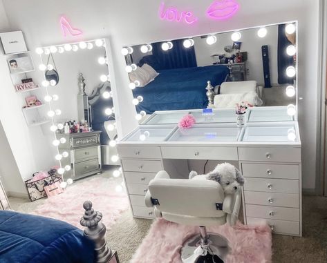 Bedroom Beauty Station, Pearls Vanity, Vanity Room Ideas, Dreamy Girls Bedroom, Black Makeup Vanity, Makeup Vanity Mirror With Lights, Makeup Decor, Beauty Room Vanity, Room Organization Bedroom