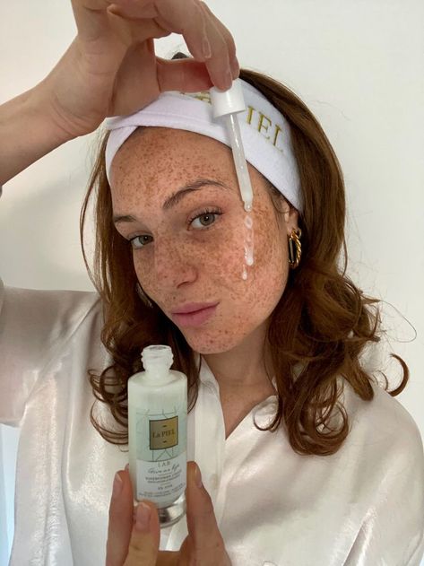 Give your skin natural glow Skincare Pose Ideas, Selfie With Product Ideas, Selfie With Product, Skincare Photos, Ugc Photos, Skincare Ugc, Skincare Influencer, Invest In Your Skin, Natural Skincare Products