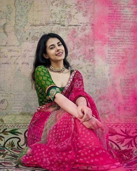 Pink Bandhani Saree, Indian Saree Look, Indian Dress Up, Vintage Culture, Outfit Indian, Sarees For Girls, Simple Saree Designs, Lehenga Designs Simple, Fashionable Saree Blouse Designs