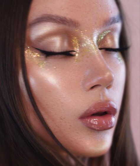 Cute Christmas Makeup Looks, Cute Christmas Makeup, Gold Glitter Makeup, Christmas Makeup Looks, Golden Makeup, Artsy Makeup, Goddess Makeup, Gold Makeup Looks, Glitter Makeup Looks