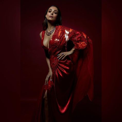 #MalaikaArora #arjunkapoor #fashion #BollywoodFashion  #BollywoodCelebs #Bollywood #BollywoodStars #bollywoodactress #BollywoodBreaking2020 #bollywoodnews #SareeTwitter #Saree #sareeswag #sareelove Malaika Arora, Red Saree, Bollywood Celebrities, Outfit Goals, Indian Beauty Saree, India Beauty, Bridal Outfits, Bollywood Fashion, Bollywood Actress