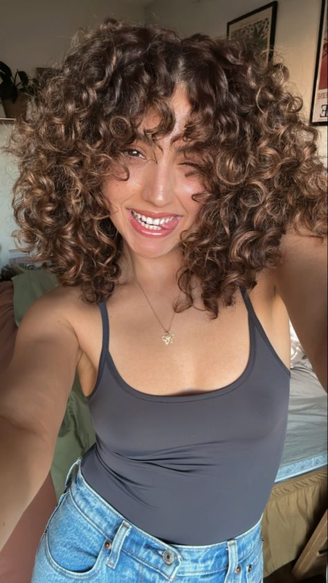 Short Curly Brunette Hair With Highlights, Honey Caramel Curly Hair, Protective Hairstyles For 3b Curly Hair, Caramel Balayage Curly Hair Dark Brown, Curly Brown Balayage, Short Brown Curly Hair With Highlights, Curly Bronde Hair, Mid Length Curly Haircuts For Round Faces, Short Curly Balayage Hair