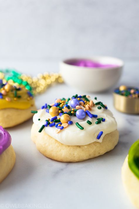 King Cake Cookies, Mardi Gras Desserts Easy, Mardi Gras Cookies Decorated, Mardi Gras Treats, Mardi Gras Cake Recipe, Mardi Gras Cookie, Mardi Gras Baked Goods, Mardi Gras Baby Shower Cookies, Mardi Gras Recipes Easy