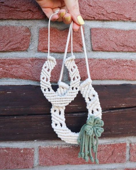 Horseshoe Macrame Tutorial, Macrame Horse Shoe, Horseshoe Macrame Wall Hanging Tutorial, Macrame Horse Tack, Horseshoe Macrame, Macrame Horse, Flowers Macrame, Macrame Gifts, Horseshoe Crafts Projects