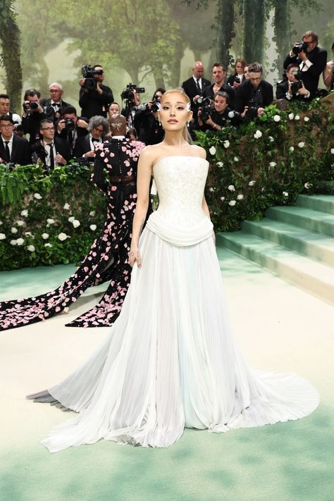 Met Gala 2024 Red Carpet Looks: See Every Celebrity Outfit and Dress | Vogue Met Gala Outfits, Gala Outfit, Sam & Cat, Gala Fashion, Met Gala Red Carpet, Vogue Dress, Emma Chamberlain, Anna Wintour, Penelope Cruz