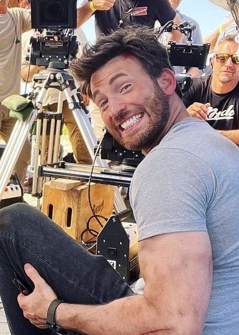 Aron Hernandez, Avengers Actors, Chris Evans Smile, Chris Evans Shirtless, Chris Evans Funny, Steve And Tony, Christopher Evans, Hey Handsome, Robert Evans