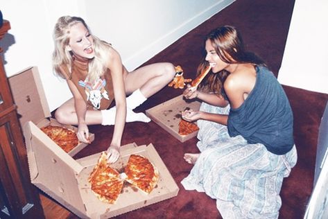 Friend Tumblr, Eating Pizza, Bff Goals, Pizza Party, Friend Goals, Amy Winehouse, Best Friend Goals, Teenage Years, Friendship Goals