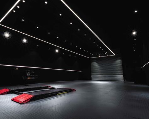 Car Detail Shop, Vogue Decor, Car Showroom Interior, Garage Workshop Layout, Studio Lighting Setups, Garage Design Interior, Luxury Car Garage, Car Wash Business, Gtr Car