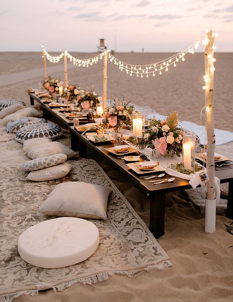 Outdoor Beach Party, Wedding Beach Picnic, Beach Party Set Up, Beach Bday Party Ideas, Beach Set Up, Beach Picnic Setup, Bachelorette Party Ideas Beach, Birthday Beach Picnic, Beach Dinner Party