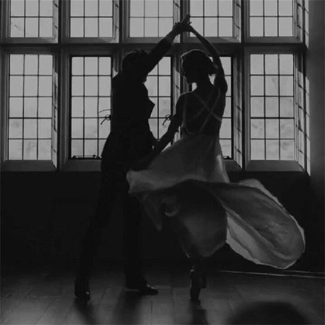 Ball Dance Couple, Dancing Couple Aesthetic, Slow Dancing Aesthetic, Eleanor E Park, Ballet Couple, Bathtub Aesthetic, Ball Dance, 15 Dresses Quinceanera, Mazzy Star