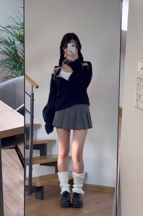 Gray Skirt Outfit Aesthetic, Acubi Skirt Fits, Grey Skirt Outfits, Abg Style Outfit, Korean Outfits Skirts, Fits Skirts, Grey Mini Skirt Outfit, Grey Skirt Outfit, School Skirt Outfits