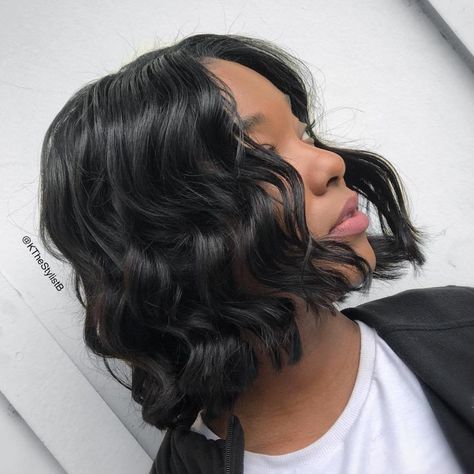 Chic Black Bob with Perfect Waves Bob Hairstyles For Black Women, Black Bob, Hair Adviser, Wavy Bob Hairstyles, Medium Bob Hairstyles, Hairstyles Women, Curly Bob Hairstyles, Penteado Cabelo Curto, Blonde Bobs