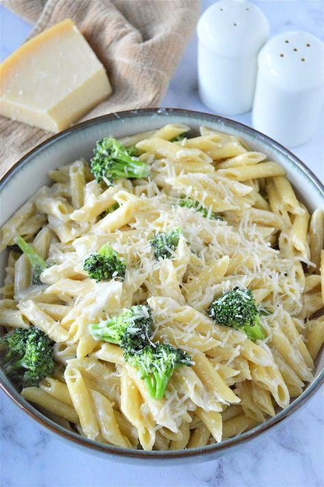 Penne Pasta Alfredo, Broccoli Alfredo Pasta, Alfredo With Broccoli, Penne Alfredo, Meatless Pasta, Pasta Broccoli, Meatless Meals Healthy, Penne Pasta Recipes, Alfredo Sauce Recipe Homemade