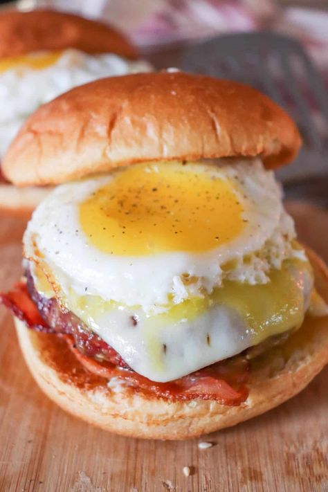 The Best Breakfast Burger Recipe Breakfast Burger Recipe, Homemade Burger Recipe, Smoked Burgers, Brunch Burger, Beef Brisket Recipes, Breakfast Sandwich Recipes, Burger Seasoning, Breakfast Burger, Homemade Hamburgers