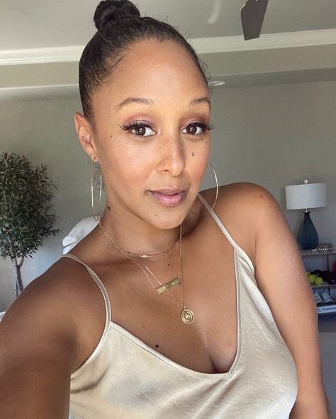 Tamara Mowry, Hollywood Glamour Aesthetic, Tia And Tamera Mowry, Tamera Mowry, Tia Mowry, Nia Long, Cute Buns, Justine Skye, Beautiful Weekend