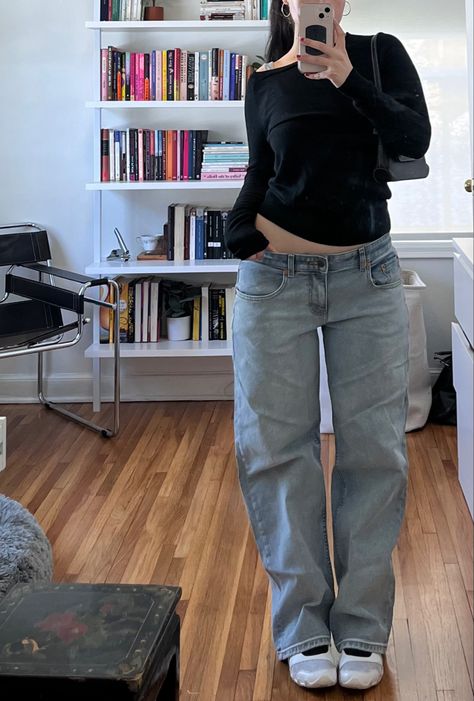 Low Waist Boyfriend Jeans Outfit, Mid Rise Flare Jeans Outfit Aesthetic, Wide Low Waist Jeans Outfit, Low Waisted Jeans On Mid Size, Low Waist Flair Jeans Outfit, Motel Jeans Outfit, Mid Size Low Rise Jeans, Black Mid Rise Jeans Outfit, 90s Fashion Low Rise Jeans