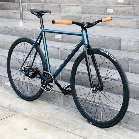 LIMA FIXED BIKES on Instagram: “Perlado 👊🏻 @iridevendetta” Fixie Bike Ideas Style, Fixie Bike Ideas, Bici Fixed, Bici Retro, Bmx Bike Parts, Sepeda Fixie, Bike Riding Benefits, Urban Bicycle, Velo Vintage