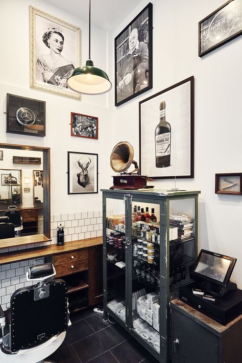 90s Barber Shop, Barber Shop Organization Ideas, Barber Shop Classic, Barbershop Studio Ideas, New York Barber Shop, Old Barber Shop Vintage, 70s Barber Shop, Barbershop Design Interior Ideas Barber Shop Waiting Area, Antique Barber Shop