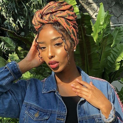 Headwrap Hairstyles, Cabello Afro Natural, Head Wrap Styles, Hair Wrap Scarf, Hair Scarf Styles, Mode Turban, Easy Hairstyles For Medium Hair, Head Scarf Styles, Pelo Afro