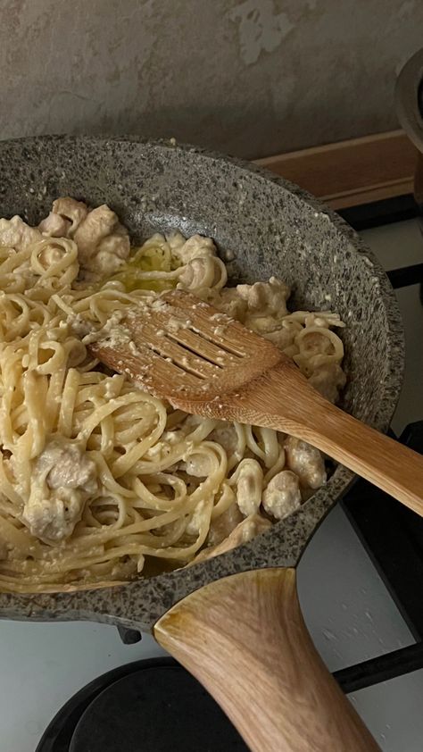 Spaghetti Carbonara Aesthetic, Pasta Carbonara Aesthetic, Cooking Pasta Aesthetic, Pasta Instagram Story, Carbonara Aesthetic, Penne Carbonara, Spagetti Carbonara, Cooking Pasta, Pasta Carbonara