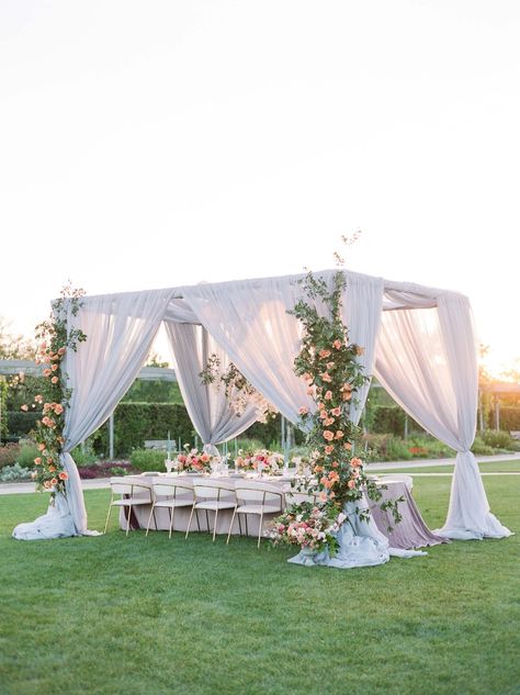 Glam Entryway, Hiasan Perkahwinan, Velvet Rose, Outdoor Wedding Decorations, Salou, Rose Photography, Backyard Party, Sparkle And Shine, Fine Linen