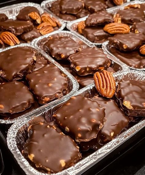 Turtle Candy With Pecans, Homemade Turtle Candy, Candy With Pecans, Homemade Turtles, Turtle Candy, Turtles Candy, Pecan Turtles, Caramel Ingredients, Pecan Pralines