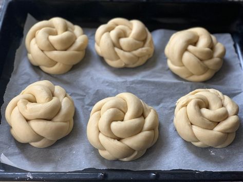 Bread Roll Designs, Plaited Bread, Plaited Bread Recipe, Plait Bread, Wholemeal Bread Recipe, Pastry Basket, Baking Stuff, Braided Bread, Baking Bread Recipes