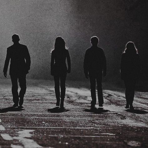 Vigilante Group Aesthetic, Group Of Assassins, Dystopian Main Character Aesthetic, 4 Aesthetic Friends, Dystopian Couple Aesthetic, Dystopian Boy Aesthetic, Ya Dystopian Aesthetic, Fantasy Friends Aesthetic, Rebelion Aesthetic