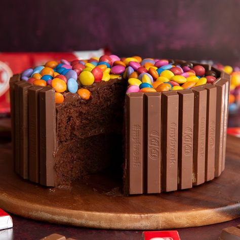 KitKat Cake Cake With Kit Kats Around It, Kitkat Torte, Kitkat Cake, Boat Cake, Kit Kat Cake, Caterpillar Cake, Ganache Frosting, Pizza Cake, Family Baking