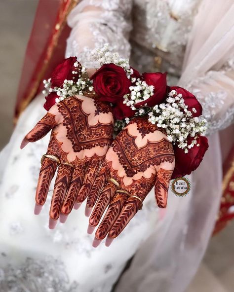 Gajra For Bride, Mehendi Design For Wedding, Hand Gajra For Bride, Hand Gajra, Simple Mehendi Design, Kashee's Mehndi Designs, Nikkah Bride, Simple Mehendi, Eid Fashion