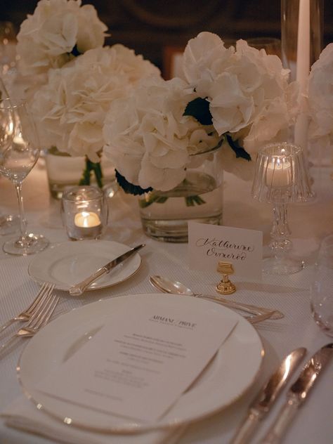 Hydrangea Centerpiece Wedding, White Hydrangea Wedding, Wedding Table Designs, Hydrangeas Wedding, Wedding Place Settings, Luxury Wedding Planner, French Wedding, Deco Floral, Wedding Table Settings