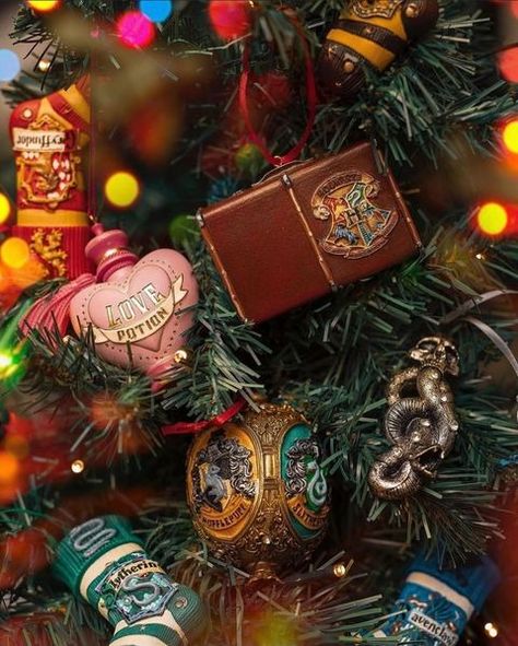 Diy Harry Potter Christmas Ornaments, Harry Potter Christmas Ornaments, Harry Potter Christmas Decorations, Geek Christmas, Harry Potter Ornaments, Harry Potter Christmas Tree, Hogwarts Christmas, Harry Potter Room Decor, Christmas Memes