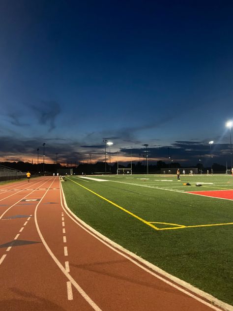 Highschool Track, Life In Usa, American High School, Us School, Dream Aesthetic, High School Life, Exchange Student, Dream School, Highschool Aesthetic