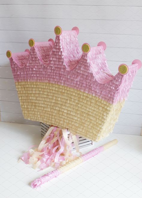 Princess Pinata Diy, Disney Princess Pinata Ideas, Disney Princess Piñata, Disney Princess Birthday Decorations, Disney Princess Pinata, Queen Birthday Party Ideas, Baby Princess Birthday Party, Crown Pinata, Aurora Birthday Party