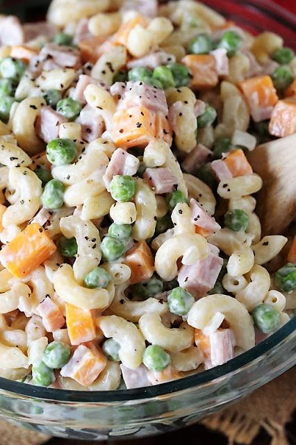 Ham & Cheese Macaroni Salad - Weekend Potluck 426 Ham Pasta Salad, Macaroni Salad With Ham, Recipe With Ham, Salad With Ham, Ham And Cheese Pasta, Salad With Peas, Rice Ideas, Macaroni Salads, Big Salads