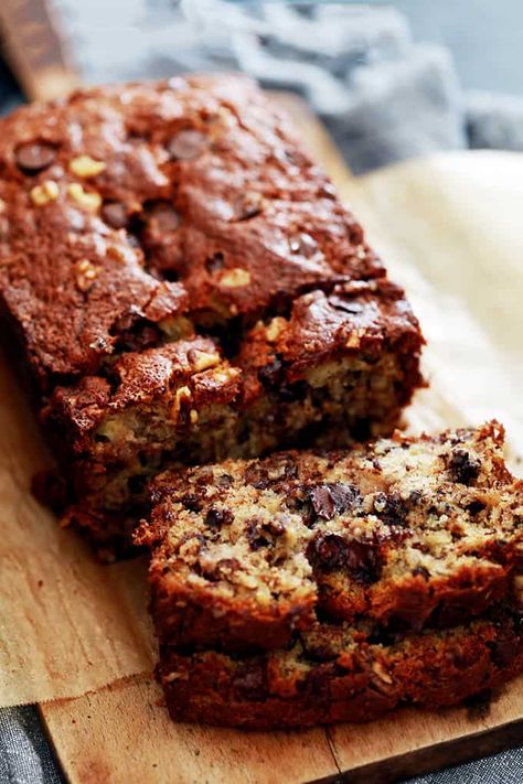 Chocolate Chip Walnut Banana Bread, Walnut Banana Bread, Loaf Breads, Chocolate Chip Banana Bread Recipe, Resepi Roti, Sliced Banana, Nut Bread Recipe, Banana Walnut Bread, Chocolate Chip Bread