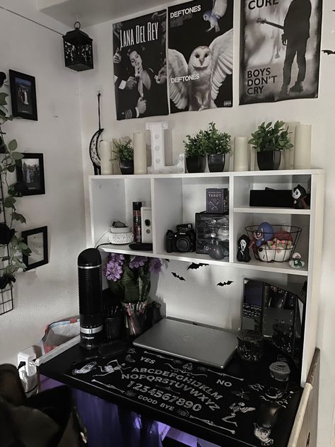 dorm college desk gothic Punk Office Decor, Emo Minimalist Room, Goth Computer Desk, Clean Room Aesthetic Black, Gamer House Decor, Desk Setup Aesthetic Dark, Gothic Computer Setup, College Dorm Room Ideas Goth, Goth Dorm Room Ideas