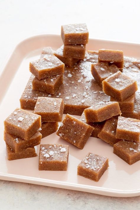 How To Make Vegan Caramels | Date caramels are one of those culinary magic tricks that you can't even believe works until you try it. You pulse whole dates with a few other ingredients, press them into a pan, and top with a bit of flaky salt. Just 30 minutes later you can cut out soft, chewy caramels that are free from added sugar (not to be confused with the loads of sugars naturally occurring in dates) and high in dietary fiber. Vegan Caramels, Caramel Recipe, Coconut Dessert, Vegan Caramel, Vegan Candies, Date Recipes, Brownie Desserts, Sugar Cubes, Oreo Dessert