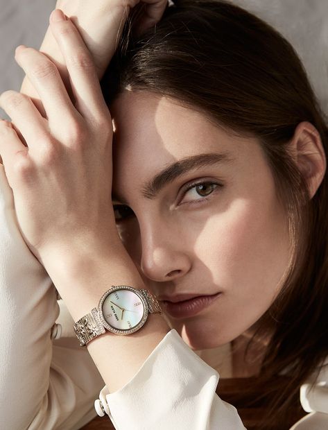 Fashion Photography Studio, Anne Klein Watch, Studio Photography Fashion, Self Portrait Photography, Jewelry Photoshoot, Watch Photo, Model Poses Photography, Foto Casual, Beauty Shoot