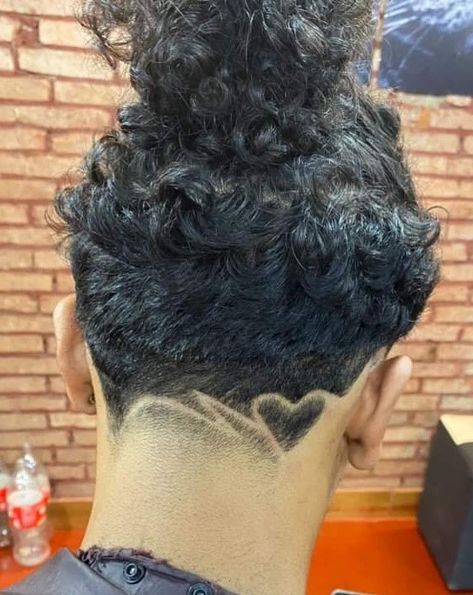 Corte americano com desenho
Risco no cabelo
Americano 
Coração no cabelo 
Corte com freestile Undercut Hair Designs, Fade Haircut Designs, Fade Haircut Curly Hair, Taper Fade Curly Hair, Haircut Selfie, Photo Hijab, Edgars Haircut, Undercut Long Hair, Shaved Hair Designs