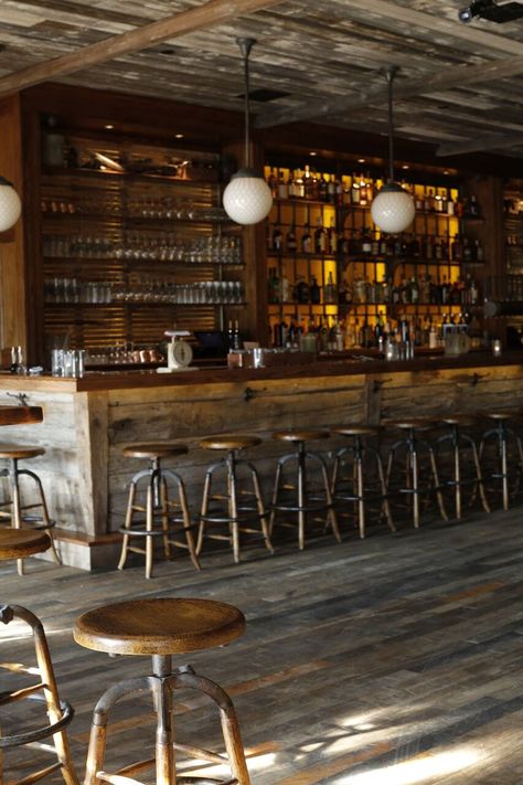 Rustic Wood Restaurant Design, Restaurant Wood Design, Country Bar Ideas Restaurant, Reclaimed Wood Bar Ideas, Bar Design Restaurant Rustic, Rustic Bar And Grill Restaurant Ideas, Country Bar Design, Country Restaurant Interior, Country Restaurant Design