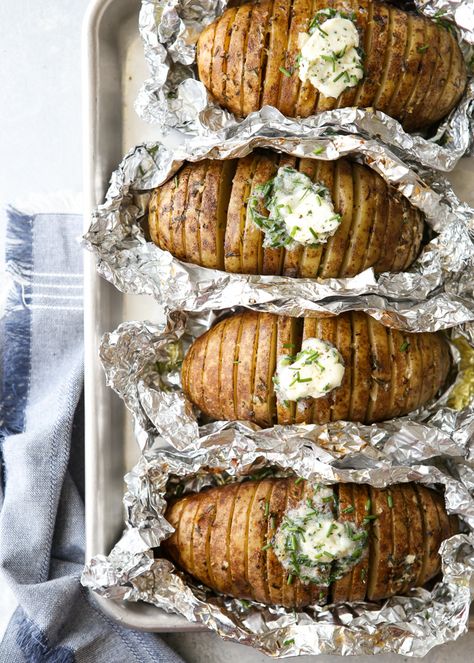 Chive Butter, Grill Dessert, Sommer Mad, Vegetarian Barbecue, Hasselback Potatoes, Grilled Dinner, Grilled Potatoes, Summer Grilling Recipes, Grilling Season