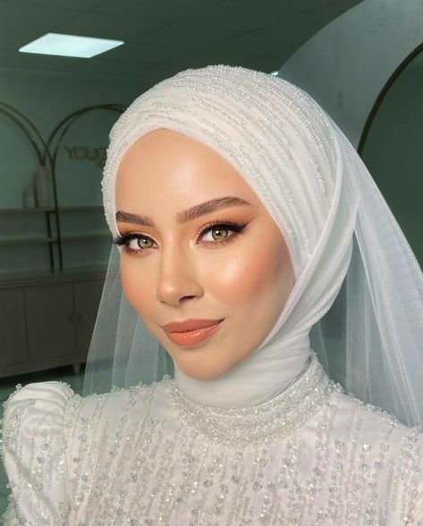 Black Wedding Dress Makeup, Wedding Turban Brides, Make Up Wedding Hijab, Bride Hijab Style, Wedding Makeup Hijab, Bride Makeup Natural, Bridal Hijab Styles, Wedding Hijab Styles, Hijabi Brides