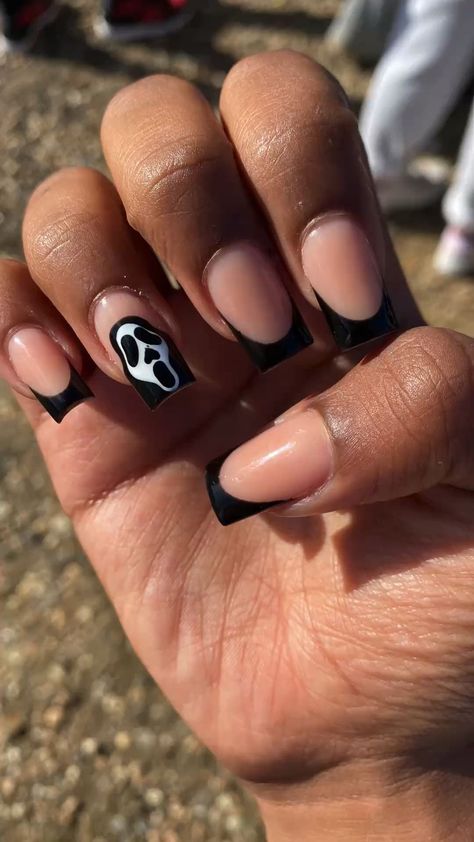 Halloween Acrylic Short Nails, French Tip Scream Nails, Short Nail Art Designs Halloween, Simple Nail Designs Short Nails Halloween, Aesthetic Spooky Nails, Halloween Nails Scream Face, Cute Nail Ideas Halloween, Cute Nail Designs For Halloween, Nails Inspo Simple Design