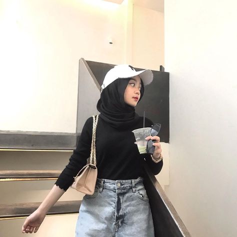 Ootd Poses Instagram, Style Kuliah, Inner Rajut, Ootd Korean Style, Ootd Poses, Street Hijab Fashion, Fits Aesthetic, Hijabi Fashion Casual, Casual Hijab