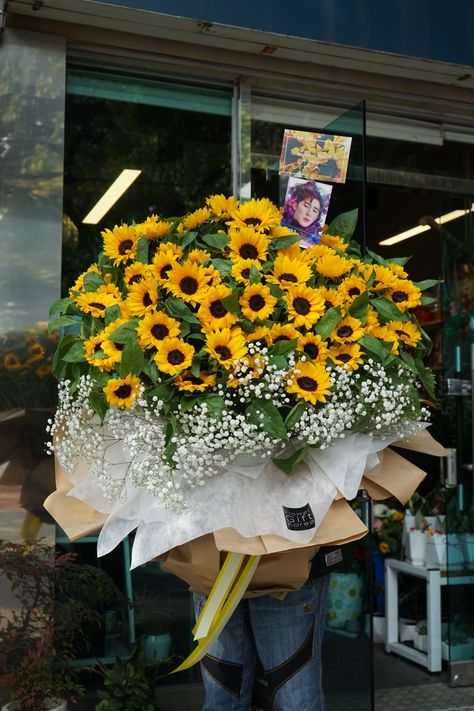 Huge Sunflower Bouquet, Big Sunflower Bouquet, Giant Flower Bouquet, Giant Bouquet Of Flowers, Huge Flower Bouquet, Sunflower Bouquet Gift, Grad Flowers, Huge Bouquet, Expensive Flowers