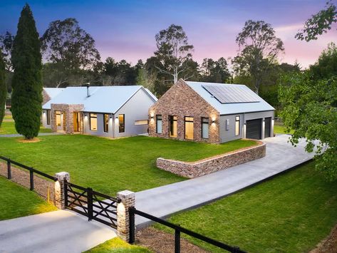 1 Holly Road, Burradoo, NSW 2576 - Property Details Farmhouse Exterior Design, Custom Front Doors, Exterior Design Ideas, Modern Barn House, Shed Homes, Barn Style House, Modern Barn, Farmhouse Exterior, Barn Style