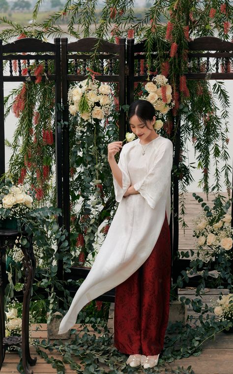 Indian Vietnamese Wedding, Aesthetic Ao Dai, Vietnamese Outfit Traditional, Modern Ao Dai Fashion Street Styles, Ao Dai Graduation, Ao Dai Photoshoot, Ao Dai Aesthetic, Elegant Dresses Classy Chic, Viet Wedding