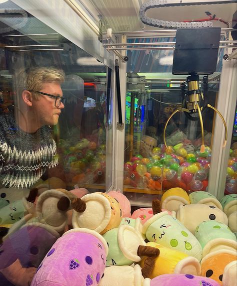 Claw Machine Drawing Reference, Claw Machine Painting, Claw Machine Pose, Claw Game Machine, Claw Machine Reference, Arcade Claw Machine Aesthetic, Claw Machine Arcade, Claw Machine Photoshoot, Arcade Reference