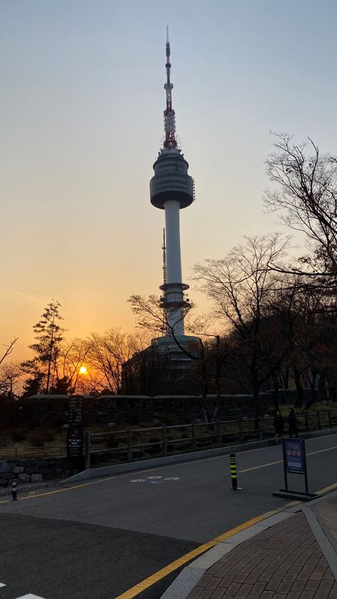 Seoul South Korea Aesthetics, Namsan Tower Seoul Aesthetic, Korea Background, Korea Aesthetic Wallpaper, South Korea Aesthetic, Seoul Attractions, Korean Vibe, Korean Vibes, Seoul Tower